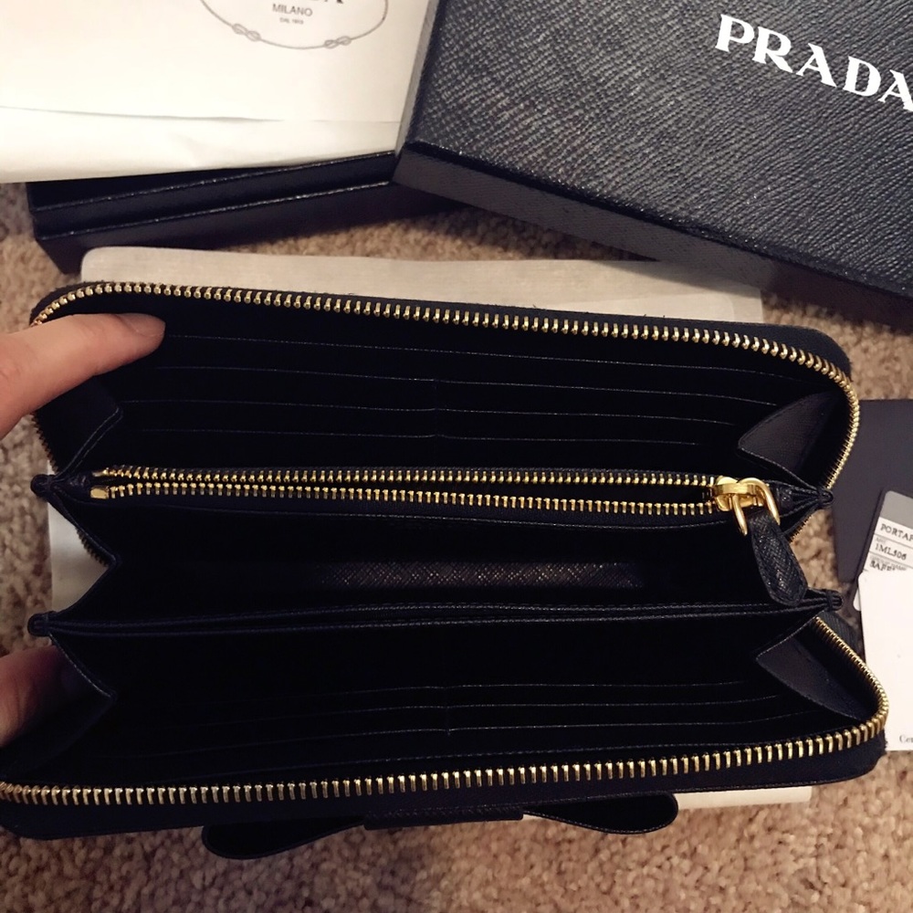 💯 Authentic Prada Wallet - Picture 3 of 4